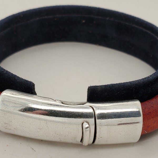 Banda de pulsera de cuero de regaliz rojo con elegante cierre magnético de tono plateado