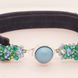 Bracciale Arctic Waves, biconi e perline di cristallo verde e blu, chiusura cabochon in finitura argento