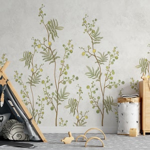 Pu&ograve; includere: Un muro grigio chiaro con un motivo floreale verde e giallo. Una tenda a forma di teepee in legno con una tela grigia &egrave; in primo piano. Un cassettone in legno con tre cassetti si trova sul lato destro dell'immagine. Ci sono vari giocattoli e oggetti decorativi nella stanza.