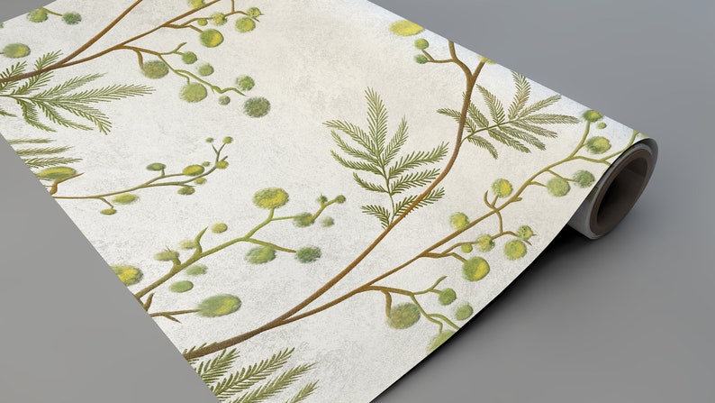 Pu&ograve; includere: Un rotolo di carta da parati con sfondo bianco e un motivo ripetitivo di rami verdi e marroni con fiori gialli.
