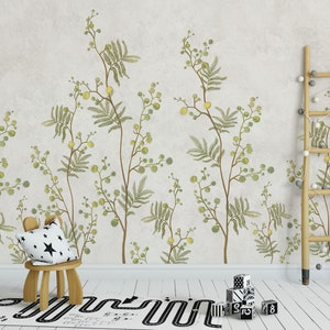 Pu&ograve; includere: Un muro beige chiaro con una carta da parati floreale con rami verdi con piccoli fiori gialli. Una scala di legno &egrave; appoggiata al muro. Uno sgabello di legno con un cuscino a stelle bianche e nere si trova davanti al muro. Un tappeto a motivi bianchi e neri &egrave; sul pavimento.