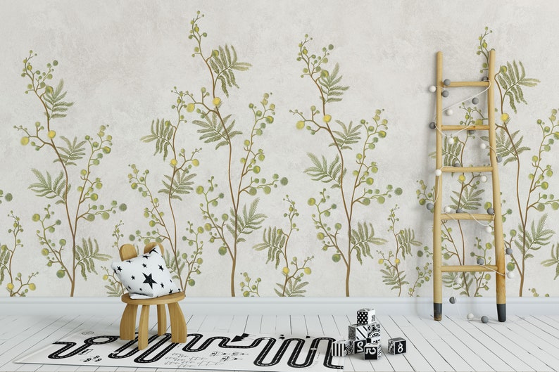 Pu&ograve; includere: Un muro beige chiaro con una carta da parati floreale con rami verdi con piccoli fiori gialli. Una scala di legno &egrave; appoggiata al muro. Uno sgabello di legno con un cuscino a stelle bianche e nere si trova davanti al muro. Un tappeto a motivi bianchi e neri &egrave; sul pavimento.