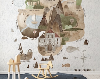 Puede incluir: Una ilustración de acuarela de un mapa de piratas con una isla calavera en el centro. El mapa presenta un fuerte pirata, un barco naufragado, un lago de lágrimas, una cordillera, una jungla, arenas movedizas, una playa soleada, un gran árbol, una bahía oscura, una costa de John, una playa salvaje y una vorágine de suerte. El mapa está rodeado de una brújula y las palabras "Skull Island".