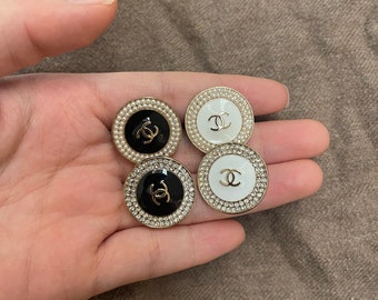Bottoni Chanel vintage da 22 mm con perle