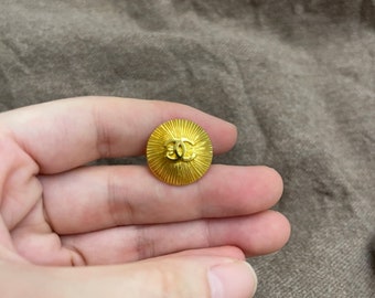 18mm-Gold Veritable vintage  Chanel buttons