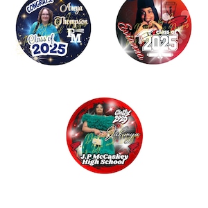 Op de afbeelding: Drie ronde knopen met een diploma-thema. Eén knop toont een foto van een vrouw, de tekst "Gefeliciteerd!" en "Klasse van 2025". Een andere knop toont een vrouw met een afstudeerhoed en de tekst "Klasse van 2025". De derde knop heeft een vrouw in een groene jurk en de tekst "Klasse van 2025."