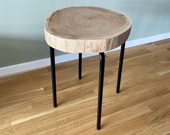 Table d'appoint en bois de chêne - faite à la main - disque d'arbre rond sur pieds en métal - table basse, plante et tabouret