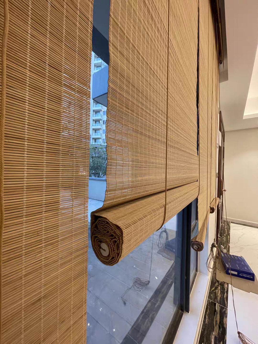  Persianas de bambú para patio, persianas enrollables para  exteriores, cortinas de privacidad, cortinas de bambú, sin cables,  transmisiones de luz, persianas para interiores y exteriores, fáciles de  colgar (tamaño: 68 pulgadas