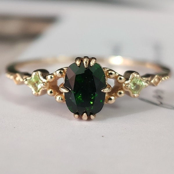 Bague en grès vert naturel délicat, bague empilable en pierre précieuse à bande mince en argent sterling, plaqué or 14 carats, petite bague, cadeau de la Saint-Valentin