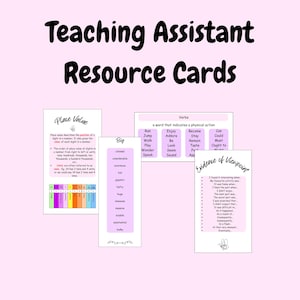Può includere: Sfondo rosa con testo "Teaching Assistant Resource Cards". L'immagine presenta schede didattiche con contenuti come valore posizionale, verbi e vocabolario, tra cui parole come "Big" e "Evidence of Viewpoint".