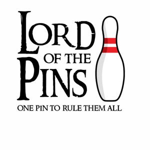 Pode incluir: Pino de boliche branco com listras vermelhas, ao lado do texto "Lord of the Pins" e "One Pin to Rule Them All" em preto, em um fundo branco. O design é uma paródia de uma série de fantasia popular.