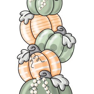 Puede incluir: Una pila de cuatro calabazas, dos son de color naranja con rayas blancas y dos son verdes con puntos blancos. Las calabazas están apiladas una encima de la otra y la calabaza de abajo tiene un tallo blanco con cuentas blancas. La imagen tiene el texto "Pink Cow Designs" en la parte inferior.
