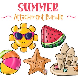 Pode incluir: Um conjunto de elementos digitais com tema de ver&atilde;o. Inclui um sol sorridente com &oacute;culos de sol rosa, uma fatia de melancia, uma bola de praia, uma estrela do mar e um castelo de areia. O texto "SUMMER Attachment Bundle" est&aacute; no topo.