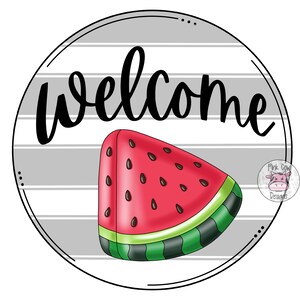 Pode incluir: Placa redonda com uma fatia de melancia e a palavra "welcome" em escrita preta. O fundo tem listras horizontais cinza e brancas, com uma borda preta. Um logotipo de vaca rosa est&aacute; no canto inferior direito.
