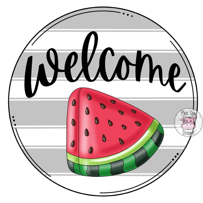 Pode incluir: Placa redonda com uma fatia de melancia e a palavra "welcome" em escrita preta. O fundo tem listras horizontais cinza e brancas, com uma borda preta. Um logotipo de vaca rosa est&aacute; no canto inferior direito.