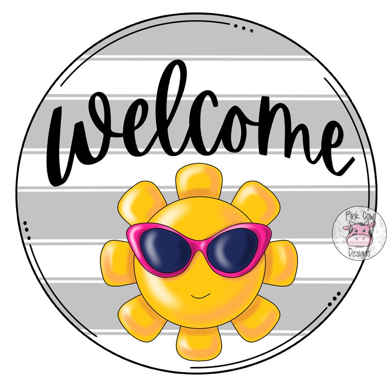 Pode incluir: Placa de boas-vindas redonda com um sol amarelo usando &oacute;culos de sol rosa. A palavra "welcome" est&aacute; escrita em preto. O fundo tem listras horizontais cinza e brancas. Um design de ver&atilde;o alegre.