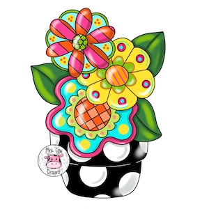 Op de afbeelding: Een zwart-witte stippenpot met drie kleurrijke bloemen. De bloemen zijn geel, roze en blauw met oranje en groene accenten. De pot heeft een witte rand en een groen blad aan de zijkant. De tekst "Pink Cow Designs" staat op een witte cirkel met een roze koe.