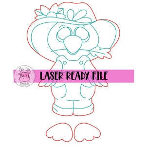 Puede incluir: Archivo listo para láser que presenta un personaje de dibujos animados con un sombrero adornado con flores, un peto y sosteniendo una hoja. El contorno del personaje es rojo y verde azulado, con el texto "LASER READY FILE" en rosa.