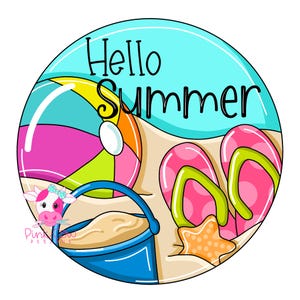 Puede incluir: Ilustración redonda con la frase "Hello Summer". La imagen muestra una escena de playa con un balón de playa, chanclas rosas, un cubo azul y una estrella de mar sobre arena, todo sobre un fondo azul claro.