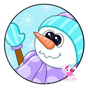 Op de afbeelding: Illustratie van een vrolijke sneeuwpop in een cirkelvormige lijst. De sneeuwpop heeft een wortelneus, een blauwe hoed en want, en een paarse sjaal met witte stippen. De achtergrond is lichtblauw met witte sneeuwvlokken.