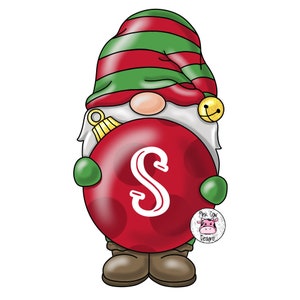 Może przedstawiać: Bożonarodzeniowy krasnal w czerwono-zielonych kolorach trzymający czerwoną ozdobę z białą literą S. Krasnal ma na sobie czerwono-zieloną czapkę w paski z dzwonkiem z boku.