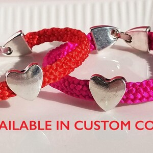 Bracciale per San Valentino, braccialetto a forma di cuore, in filo di raso intrecciato a mano, rosso o di un colore personalizzato, con perlina a forma di cuore in argento e chiusura a scatto. 7 misure!