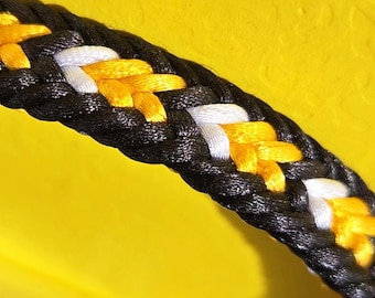 Pulsera de los Steelers: Trenza Kumihimo tejida a mano con cierre magnético.