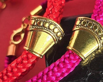 Pulsera de Año Nuevo Chino: Trenza de satén tejida a mano con abanico dorado