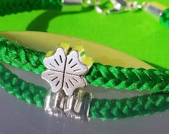 Pulsera del Día de San Patricio: Cordón de satén verde tejido con trébol plateado, tamaños personalizados