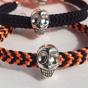 Skull bracelet for Halloween, hand-woven flat braid in black, orange or mixed, silver skull bead and matching strong hook clasp, 7 sizes!