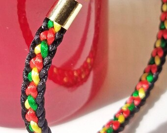 Pulsera Juneteenth, trenza plana de hilo de satén tejida a mano con los colores de la bandera BLM y cierre de mosquetón chapado en oro. ¡6 tamaños disponibles!