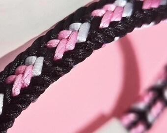 Pulsera rosa de octubre: cordón de satén tejido a mano, cierre magnético plateado, colores y tamaños personalizados.