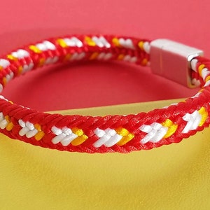 Pulsera de los Chiefs, pulsera de Kansas City, trenza trapezoidal de hilo de satén tejida a mano con cierre magnético resistente en plata mate. 7 tamaños, colores personalizados.