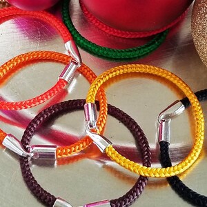 Bracelets de Noël aux couleurs personnalisées, tresse carrée en fil de satin tissé à la main avec petit fermoir crochet en métal argenté. 6 tailles, 28 couleurs disponibles !