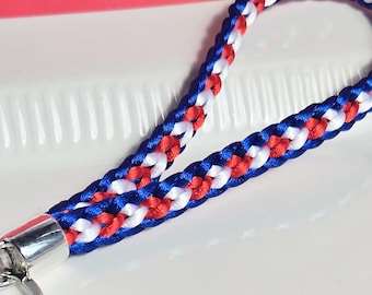 Llavero o cordón patriótico de EE. UU.: Satén tejido a mano con los colores de la bandera estadounidense, cierre de langosta plateado.