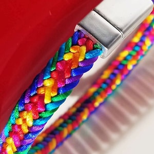 LGBTQ Pride Armband, handgewebtes trapezförmiges Satinband in einem Farbmix der Pride-Flagge mit stabilem Magnetverschluss in 7 Wunschgrößen!