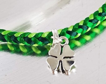 Pulsera del Día de San Patricio, Trébol de la Suerte, Tejido en Verde Mixto, Dije de Trébol de 4 Hojas Plateado, Tamaños Personalizados