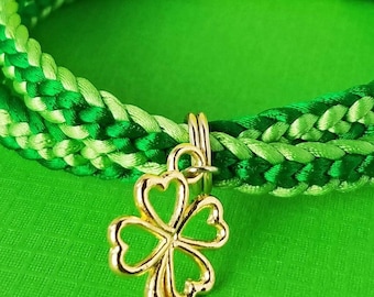 Pulsera de trébol de la suerte del Día de San Patricio, 2 bandas planas trenzadas en color verde de dos tonos con un dije de trébol de 4 hojas dorado y cierre magnético, ¡6 tamaños!