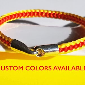 Pulsera de equipo de fútbol en colores personalizados, trenza plana de hilo de satén tejido a mano en 2 colores con cierre de gancho plateado, 7 tamaños, 28 colores disponibles