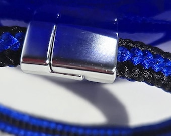 Pulsera Police: Satén tejido a mano en azul y negro con cierre magnético, tallas personalizadas.