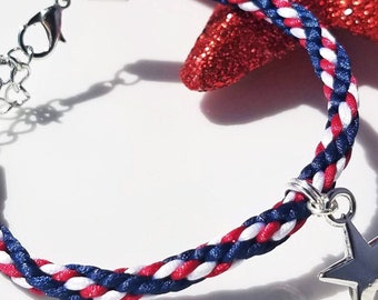 Pulsera patriótica estadounidense, hilo de satén trenzado a mano en los colores de la bandera de EE. UU., rojo, blanco y azul, con un dije de estrella plateada y cierre ajustable.