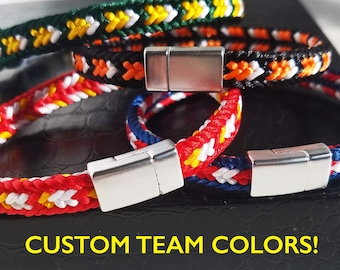 Pulsera deportiva: Cordón de satén personalizado con los colores de tu equipo, cierre magnético, tallas personalizadas.