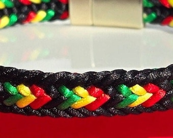 Pulsera Juneteenth: trenza de satén tejida a mano con cierre magnético