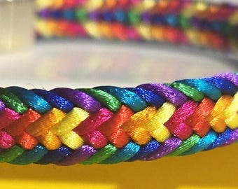 Handgewebtes LGBTQ Pride Armband: Kumihimo Satinkordel mit Magnetverschluss