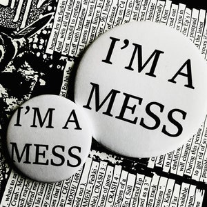 I’M A MESS - 38 mm と 58 mm の個別ピンバッジ