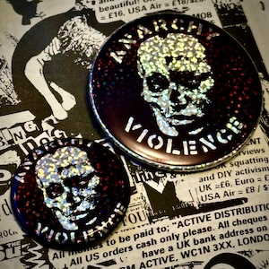 G.I.S.M 38 mm および 58 mm 個別スパークリングシルバー ホログラフィック ピンバッジ