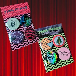 Peut inclure: Deux packs de badges inspirés de Twin Peaks. Chaque pack contient quatre badges ronds avec divers motifs et textes, dont "Have you seen this man ?" et "My Special Agent". L'emballage présente un motif en zigzag rose et noir.