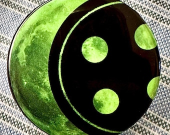 Coraline inspiriert Pin Abzeichen - Glow in the Dark BUTTON MOON