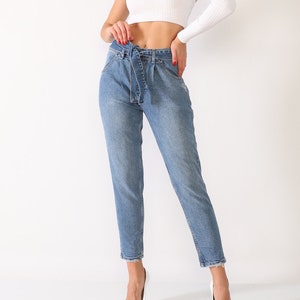 Pantaloni in denim da donna con cintura a vita alta