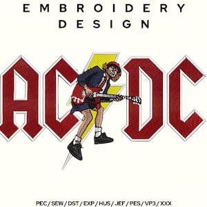 Puede incluir: Diseño bordado de la banda de rock AC/DC. El logotipo presenta el nombre de la banda en letras rojas en negrita con un contorno blanco. Una figura de dibujos animados de un hombre tocando una guitarra está delante del logotipo. El hombre lleva una chaqueta azul, pantalones cortos rojos y un sombrero rojo. El diseño está sobre un fondo blanco.